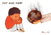 Postal com a ilustração de uma criança branca agachada, em lágrimas. À sua frente, as mãos de um adulto lhe oferece um Planeta Terra em chamas.